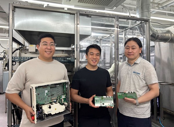 웨이브 백승빈 기술총괄 이사(좌)와 김범진 대표(가운데), 이창희 수석연구원(우)가 로봇팔 컨트롤러, F1 보드를 들고 있다 /사진제공=웨이브라이프스타일테크