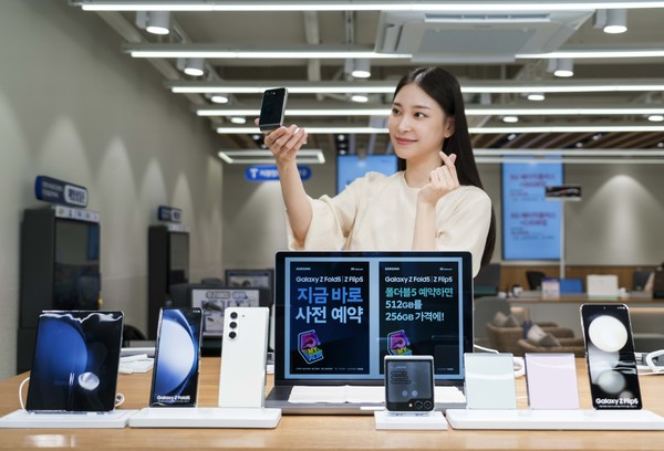 SKT는 8월 1일부터 8월 7일까지 진행되는 갤럭시 Z 폴드5/플립5의 사전예약 고객에게 다양한 혜택을 제공하는 ‘5! my wonderFlip’ 캠페인을 진행한다.사진은 SKT 매장에서 SKT 홍보모델이 사전예약 혜택을 소개하는 모습