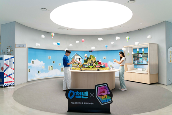  SK텔레콤은 1일부터 시작된 갤럭시 Z폴드5/플립5 사전예약이 성황리에 진행되고 있다고 밝혔다. 사진은 SK텔레콤 모델들이 플래그십 스토어 T팩토리의 체험전시와 원더플립 미니어처존을 체험하고 있는 모습.