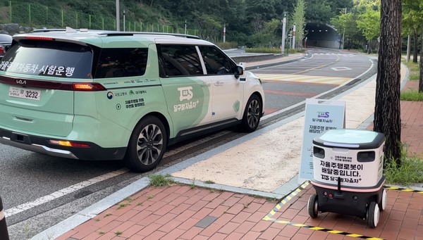  자율주행 로봇 ‘뉴비’가 ‘달구벌자율차+’ 모빌리티 서비스에서 배송 실증을 진행 중에 있다./사진=뉴빌리티 