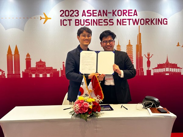 /사진=황영규 알체라 대표(좌)와 무하마드 아디티아와르만 프라타마 사크티 해피.Inc 대표(우)가 MOU 체결 기념 사진을 촬영하고 있다.