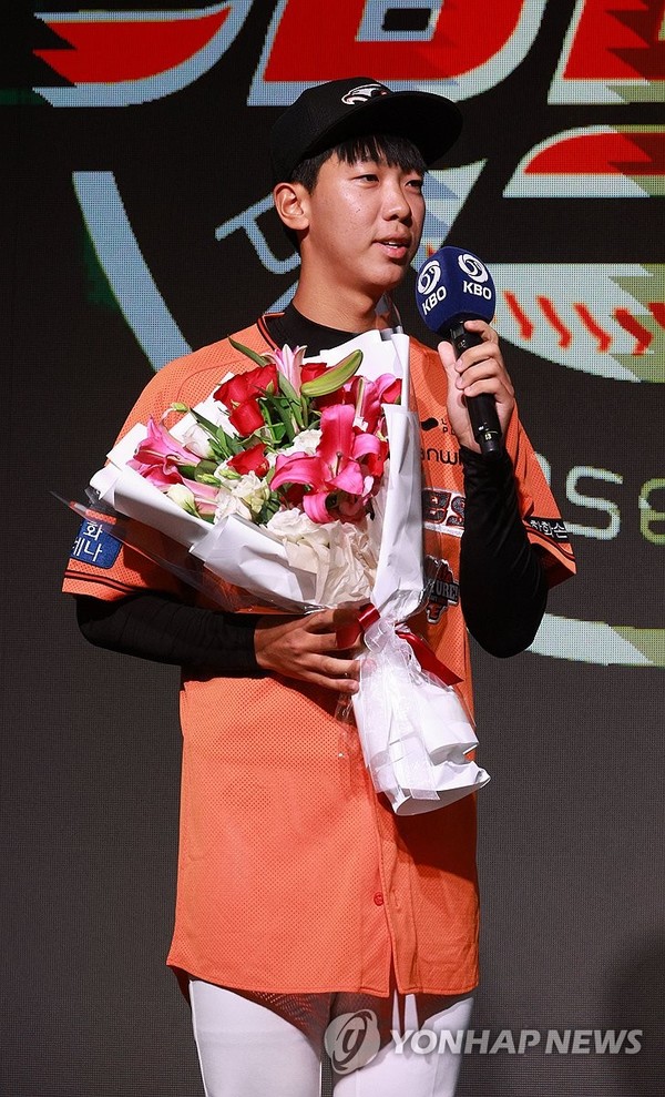 14일 오후 서울 웨스틴 조선호텔에서 열린 2024 KBO 신인드래프트. 1라운드에서 한화 이글스에 지명된 장충고 황준서(오른쪽)가 기념촬영하고 있다. /사진=연합뉴스