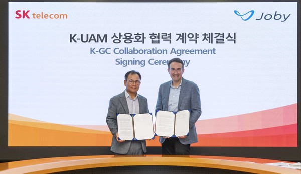 SK텔레콤은 지난 20일 글로벌 UAM 기체 제조사 조비와SK T타워에서 한국형 UAM 상용화를 위한 협력 계약을 체결했다. SK T타워에서 열린 협약식에서 하민용 SKT CDO(왼쪽), 에릭 앨리슨 조비 부사장(오른쪽)이 계약을 체결하고 기념촬영을 하고 있다.