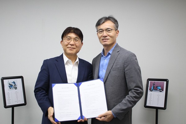 사진 우측부터 세븐모빌리티 송영봉 대표, 디그니티인베스트먼트 김용집 대표/사진제공=세븐모빌리티