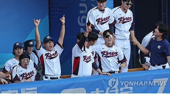 5일 중국 저장성 항저우 인근 사오싱 야구·소프트볼 스포츠센터 제1구장에서 열린 2022 항저우 아시안게임 슈퍼라운드 일본과 대한민국의 경기.8회말 2사 2루 상황 노시환 1타점 적시타 때 한국 선수들이 환호하고 있다./사진=연합뉴스
