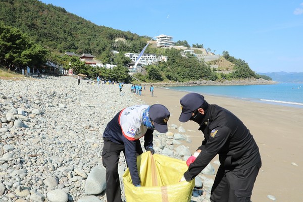 정화활동 중인 여수해경  / 사진 = 여수해양경찰