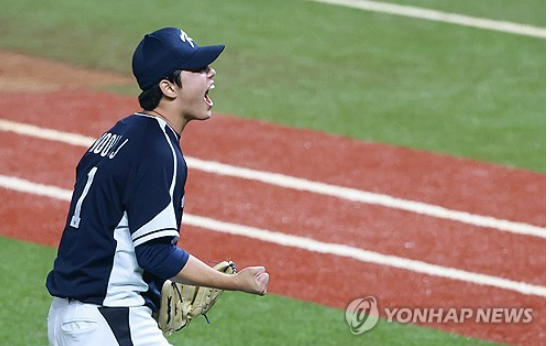   7일 중국 저장성 항저우 인근 사오싱 야구·소프트볼 스포츠센터 제1구장에서 열린 2022 항저우 아시안게임 결승, 대만과 대한민국의 경기. 1회말 대한민국 선발 투수 문동주가 2사 주자 3루에, 대만 린안거를 삼진으로 잡아낸 뒤 포효하고 있다. /사진=연합뉴스