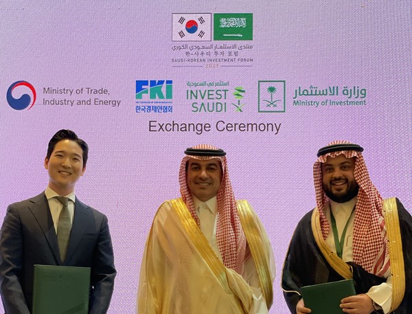 /사진 왼쪽부터 이웅희 대표, 바드르 알-바드르(Badr Al-Badr) 사우디 투자부 차관, 사우드 모하메드 알 사우드(Saud M. AL Saud) 사우디 왕자