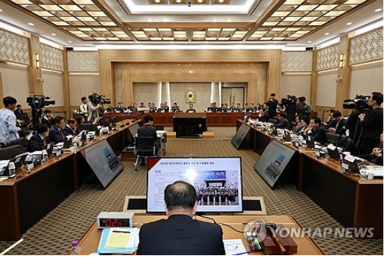 23일 충남 계룡대 육군본부에서 열린 국회 국방위원회의 육군본부에 대한 국정감사에서 홍범도 장군 흉상 이전 관련 질의가 이어지고 있다./사진=연합뉴스