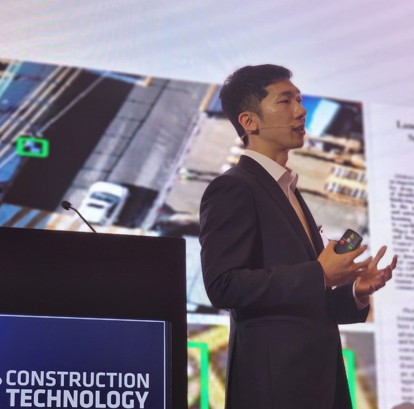 중동 최대의 건설 기술 컨퍼런스에서 연사로 발표하고 있는 엔젤스윙 박원녕 대표/사진제공=엔젤스윙