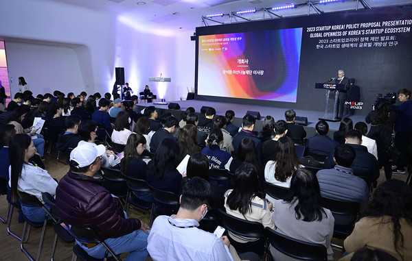 9일 스타트업코리아! 정책 제안 발표회에서 장석환 아산나눔재단 이사장이 환영사를 전달하고 있다./사진=아산나눔재단 제공
