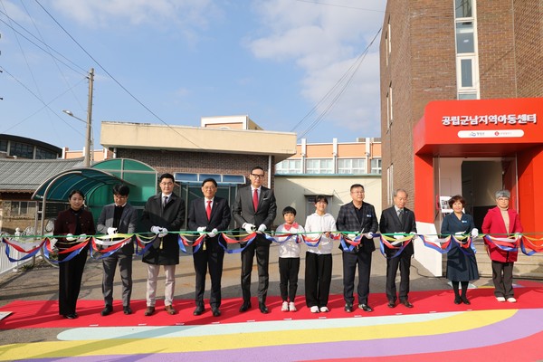 테이프 커팅식을 진행중인 롯데웰푸드 배성우 제과마케팅본부장(사진가운데 남자어린이 좌측)과 영광군 강종만 군수(여자어린이 우측)외 관계자들/사진=롯데웰푸드