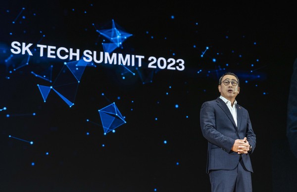 SK그룹의 기술 역량을 결집해 기술 생태계 조성을 도모하는 기술 컨퍼런스 'SK 테크 서밋 2023'이 막을 올렸다. SK텔레콤은 SK그룹 17개사가 준비한 192개 기술을 선보이는 'SK 테크 서밋 2023'을 16~17 양일간 서울시 강남구 코엑스에서 개최한다.: 유영상 SK그룹 ICT 위원장이 개회사를 하고 있는 모습. 그는 생성 AI가 위기보다 기회가 될 것이라며 협력을 강조했다./사진=SK텔레콤 제공