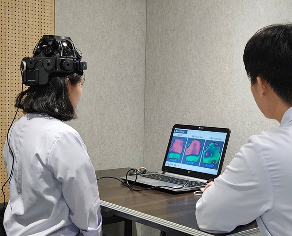 뇌파 측정기를 착용하고 분석을 진행중인 모습/사진=롯데중앙연구소