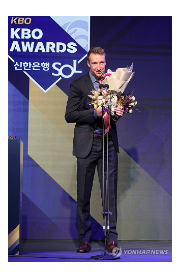  27일 오후 서울 중구 웨스틴조선호텔에서 열린 2023 신한은행 SOL KBO 시상식에서 KBO리그 수비상을 수상한 NC 투수 페디가 소감을 밝히고 있다./사진=연합뉴스