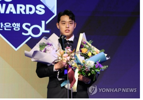 27일 오후 서울 중구 웨스틴조선호텔에서 열린 2023 신한은행 SOL KBO 시상식에서 KBO리그 신인상을 수상한 한화 투수 문동주가 소감을 밝히고 있다. /사진=연합뉴스
