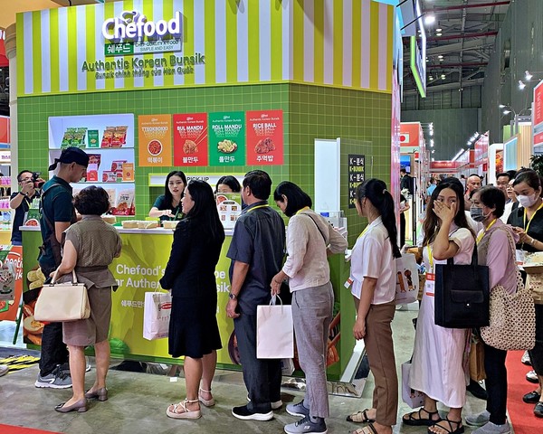 베트남 호치민 사이공 전시컨벤션센터(SECC)에서 열린 ‘2023 베트남 푸드엑스포(FEV)’ 롯데웰푸드 운영 부스에 많은 베트남 현지인들이 방문해 체험형 이벤트를 즐기고 있다/사진=롯데웰푸드