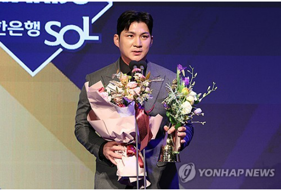 지난달 27일 오후 서울 중구 웨스틴조선호텔에서 열린 2023 신한은행 SOL KBO 시상식에서 KBO리그 수 비상을 받은LG 유격수 오지환이 소감을 밝히고 있다. /사진=연합뉴스