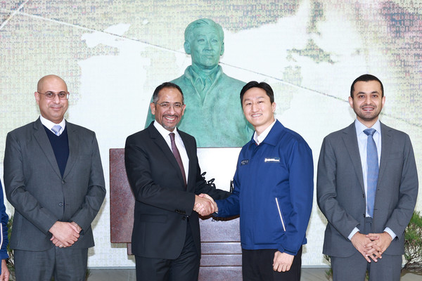 HD현대 정기선 부회장이 사우디 산업광물자원부 알코라이예프 장관 일행과 울산 HD현대중공업 내 정주영 창업자 흉상 앞에서 기념촬영을 하고 있다. 왼쪽 첫 번째부터 사드 알 칼브 사우디 수출입은행 CEO, 반다르 이브라힘 알코라이예프 사우디 산업광물자원부 장관, HD현대 정기선 부회장, 술탄 빈 칼리드 알사우드 사우디 산업개발기금 CEO/사진=HD현대