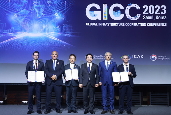 지난 9월 19일 오후 서울 강남구 그랜드 인터컨티넨탈 서울 파르나스 호텔에서 열린 2023 글로벌 인프라 협력 콘퍼런스(GICC) '우크라이나 재건협력 특별세션'에서 참석자들이 MOU 체결 후 기념촬영을 하고 있다. 왼쪽부터 얀 스탈린스키 폴란드 건설협회장, 타데우시 피오트르 코신스키 폴란드 국무장관, 박선호 해외건설협회장, 원희룡 국토교통부 장관, 드미트로 포노마렌코 주한 우크라이나 대사, 알렉산드라 셰르박 우크라이나 건설협회 본부장/사진=연합뉴스