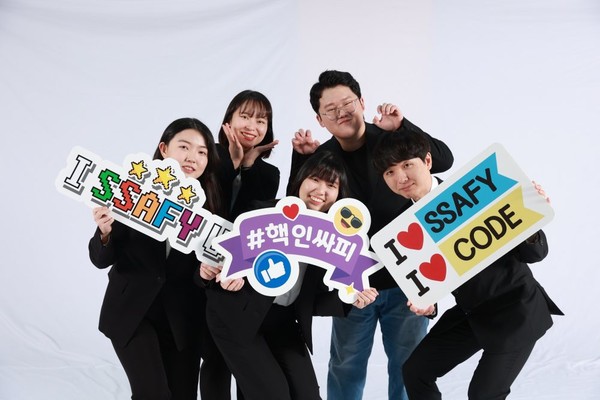 ▲ ‘SSAFY 서울 캠퍼스’ 9기 교육생들이 수료식을 앞두고 기념 촬영을 하고 있다.