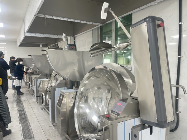 /사진=현대소망의료재단 내 급식 주방에서 웨이브의 ‘스마트 쿠킹 솔루션’과 ‘스마트 커팅 솔루션’을 사용하는 모습