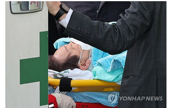 부산 방문 일정 중 흉기로 습격 당한 더불어민주당 이재명 대표가 2일 서울 종로구 서울대병원으로 이송되고 있다./사진=연합뉴스