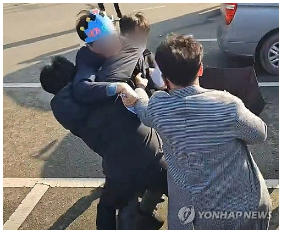 2일 부산 가덕도 신공항 부지를 방문한 더불어민주당 이재명 대표를 흉기로 공격한 피의자가 현장에서 경찰에 체포되고 있다./사진=바른소리 TV 유튜브 캡처. /연합뉴스
