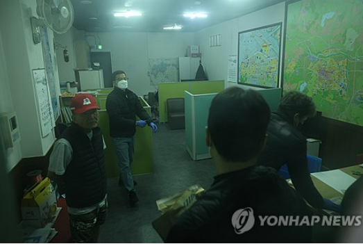 부산경찰청이 3일 오후 충남 아산시에 있는 더불어민주당 이재명 대표를 흉기로 찌른 피의자 김모(67) 씨의 직장 사무소를 압수수색하고 있다./사진=연합뉴스