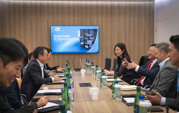 SKT 유영상 사장이 CES 2024에서 AI피라미드 전략을 기반으로 글로벌 파트너십 확대를 위한 활발한 행보를 보였다. SKT 유영상 사장과 슈퍼마이크로 월리 리우(Wally Liaw) 공동 창업자 겸 비즈니스 개발부문 부사장을 비롯한 양사 임직원이 비즈니스 협력을 논의하는 모습