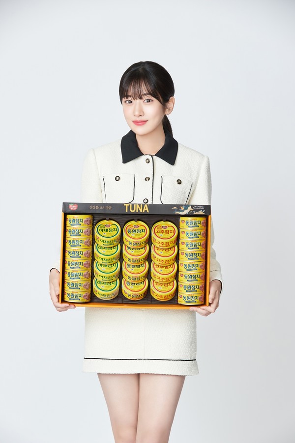 동원F&B 설 선물세트 모델 안유진/사진=동원F&B