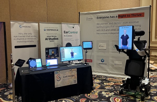  레노버와 협력해 ‘AI 아바타 프로젝트’를 공개하고 있는 모습