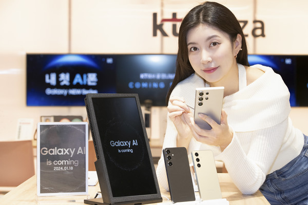 KT가 오는 19일부터 25일까지 7일간 전국 KT 매장 및 공식 온라인몰 KT닷컴에서 삼성전자 ‘갤럭시 S24 시리즈’ 사전예약을 진행한다고 18일 밝혔다. 사전예약 개통은 26일부터이고 공식 출시는 31일이다. 모델들이 KT ‘갤럭시 S24 시리즈’ 사전예약을 소개하고 있는 모습