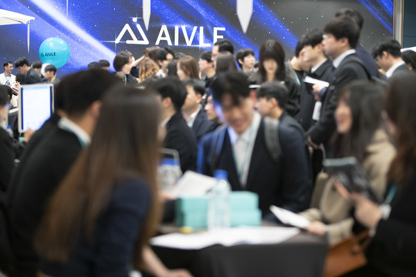  KT는 18일 청년 AI인재양성 프로그램 KT 에이블스쿨(KT AIVLE School) 4기 교육생의 취업을 지원하기 위해 잡페어(Job Fair)를 개최했다. 사진은 18일 서울 송파구 소피텔 앰배서더 서울 KT 에이블스쿨 잡페어 현장에서 에이블스쿨 4기 교육생들이 채용 정보를 얻고 있는 모습