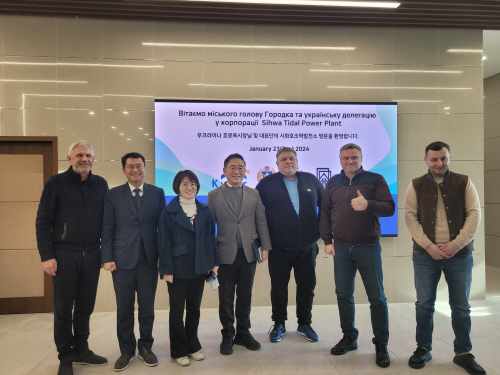 (왼쪽부터) 23일 경기 시흥 시화조력발전소 견학 방문을 진행한 미하일로 보쟈니스키, 남궁혁 한국수자원공사 시화조력관리단장, 이남수 수변기획처장, 박세훈 도시본부장, 세르기 바디약, 볼로디미르 레메니악 호로독시장, 로만 이코냑. 레메니악 호로독시장 등 우크라이나 재건 대표단과 한국수자원공사 관계자들과 만나 기념 촬영을 하는 모습. 사진=한국수자원공사 제공