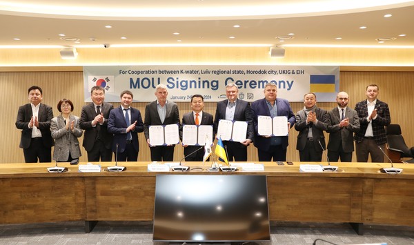 지난 24일 대전 한국수자원공사 본사에서 열린 '우크라이나 도시개발 및 물관리 협력을 위한 업무협약(MOU)' 체결식에서 우크라이나 르비우 주, 호로독 시 및 공사 관계자들이 기념사진을 찍는 모습. 사진=한국수자원공사 제공
