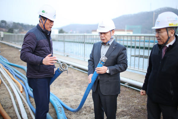 지난 1일 경기 광주시 광주정수장 현장점검에서 윤석대 한국수자원공사 사장(가운데_이 침전지 위생관리 배관 자재에 대해 설명을 듣는 모습. 사진=한국수자원공사 제공