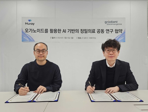 휴레이포지티브 최두아 대표(왼쪽)와 그래디언트 바이오컨버전스 이진근 대표(오른쪽)는 지난 5일 그래디언트 바이오컨버전스 대회의실에서 오가노이드를 활용한 AI 기반의 정밀의료에 대한 업무협약을 체결했다./사진=래디언트 바이오컨버전스 제공