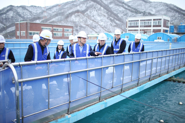 지난 22일부터 23일까지 정수장 등 수도시설 현장을 방문해 시설물 예방 점검을 하는 윤석대 한국수자원공사 사장과 임직원의 모습. 사진=한국수자원공사 제공