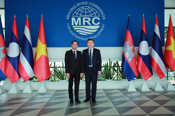 (왼쪽부터) 지난 27일 라오스 비엔티안 시 메콩강위원회에서 아눌락 키티쿤 메콩강위원회 회장과 안정호 한국수자원공사 그린인프라부문장이 기념 촬영을 하는 모습. 사진=한국수자원공사 제공