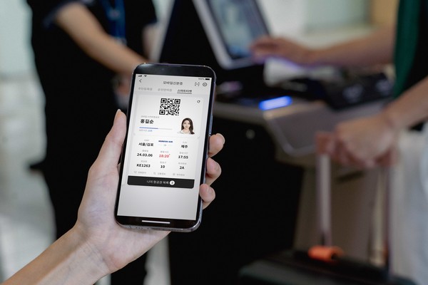 통신 3사(SKT, KT, LG유플러스)와 한국공항공사는 국내선 14개 공항에서 PASS앱으로 신분증과 탑승권을 한번에 인증받는 ‘PASS스마트항공권' 제휴 항공사에 대한항공과 진에어를 새롭게 추가했다./사진=SK텔레컴 제공