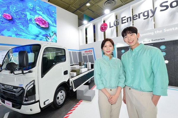 LG에너지솔루션이 6일 서울 삼성동 코엑스에서 개최된 '인터배터리 2024'에 참가했다. LG에너지솔루션 부스에서 선보인 LG에너지솔루션의 배터리 등이 장착된 이스즈 엘프 전기 상용차 모습/사진=LG에너지솔루션