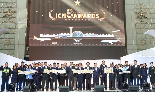 이학재 인천국제공항공사 사장이 7일 인천공항 제1여객터미널 밀레니엄홀에서 열린 '제8회 인천에어포트 어워즈' 시상식에서 분야별 우수 사업자로 선정된 수상자 및 관계자들과 기념 촬영하고 있다/사진=인천국제공항공사