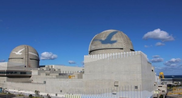 한국수력원자력 새울원전본부 새울 2호기(왼쪽)의 모습. 사진=한국수력원자력 제공