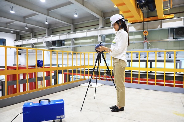 한국토지주택공사(LH) 토지주택연구원에서 연구원이 층간소음(중량충격음)을 측정하는 모습. 사진=한국토지주택공사 제공