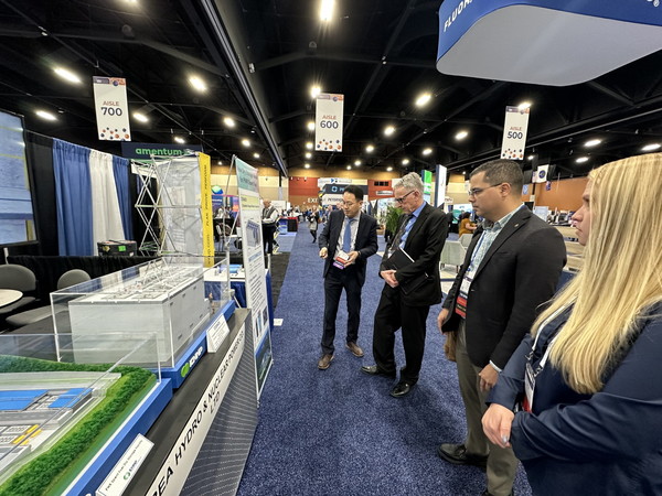 지난 11일부터 14일(현지시간)까지 미국 애리조나 주 피닉스 컨벤션 센터에서 개최된 방사성폐기물 관리 분야 학회 ‘WM 2024 심포지엄’에서 참석자들이 둘러보는 모습. 사진=한국수력원자력 제공