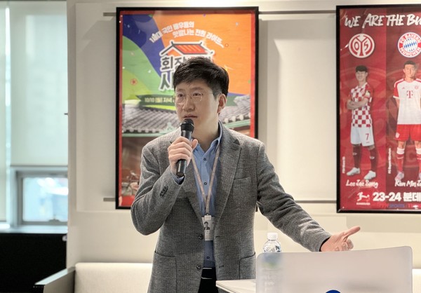 백승록 메조미디어 신임 대표이사가 취임식에서 직원들과 대화를 하고 있다.