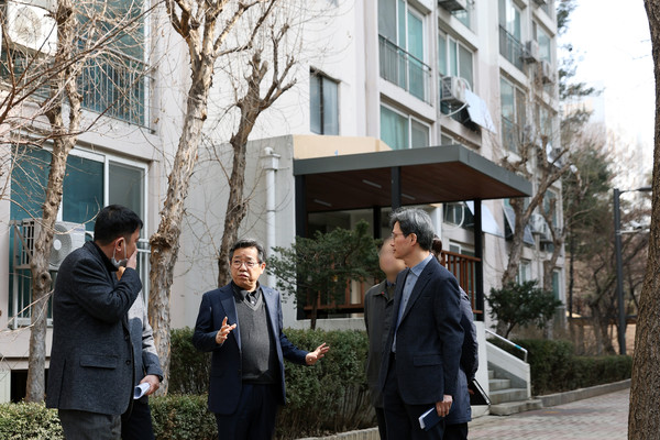 김헌동 서울주택도시공사 사장(가운데) 등 공사 임직원들이 올해 초 공사 관할 공공임대주택을 방문해 시설 상태 및 개선 방안을 논하는 모습. 사진=서울주택도시공사 제공