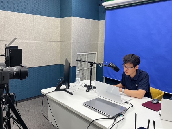 2024년 롯데중앙연구소 식품안전교육 LFSA(LOTTE Food Safety Academy) 교육을 진행 중인 롯데중앙연구소 연구원/사진=롯데중앙연구소