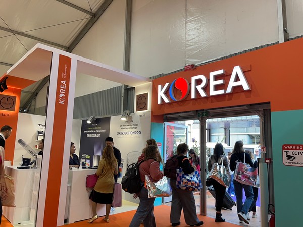 지난 21일부터 사흘간 이탈리아에서 열리는 '코스모프로프 볼로냐' 전시회에 대한무역투자진흥공사(KOTRA)가 공동으로 마련한 통합한국관 현장의 모습. 사진=대한무역투자진흥공사